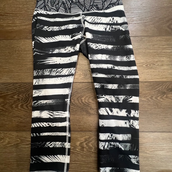 Lululemon Wunder Under Crop II Sz 6 Shady Palms White Black Striped Banana - Picture 3 of 11